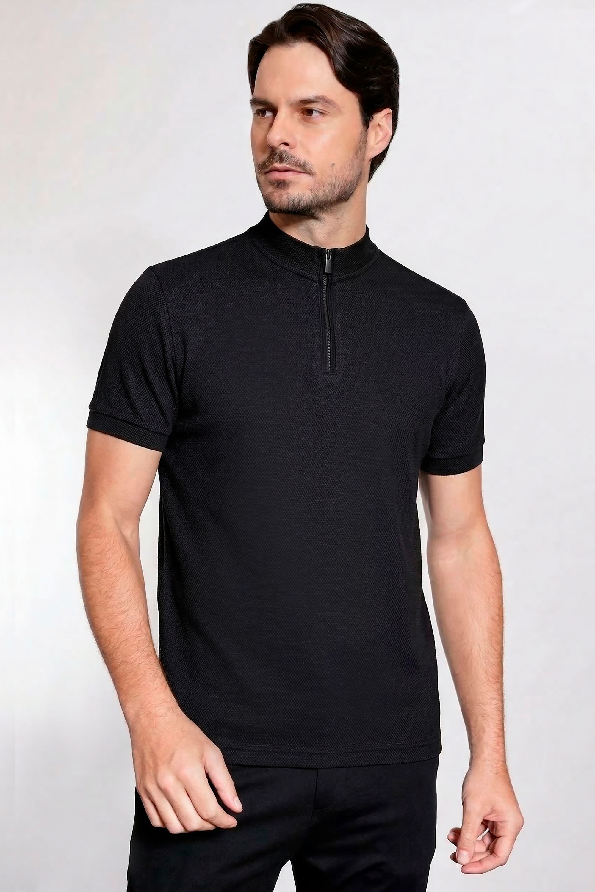Camiseta Gola Alta Com Zíper Preto